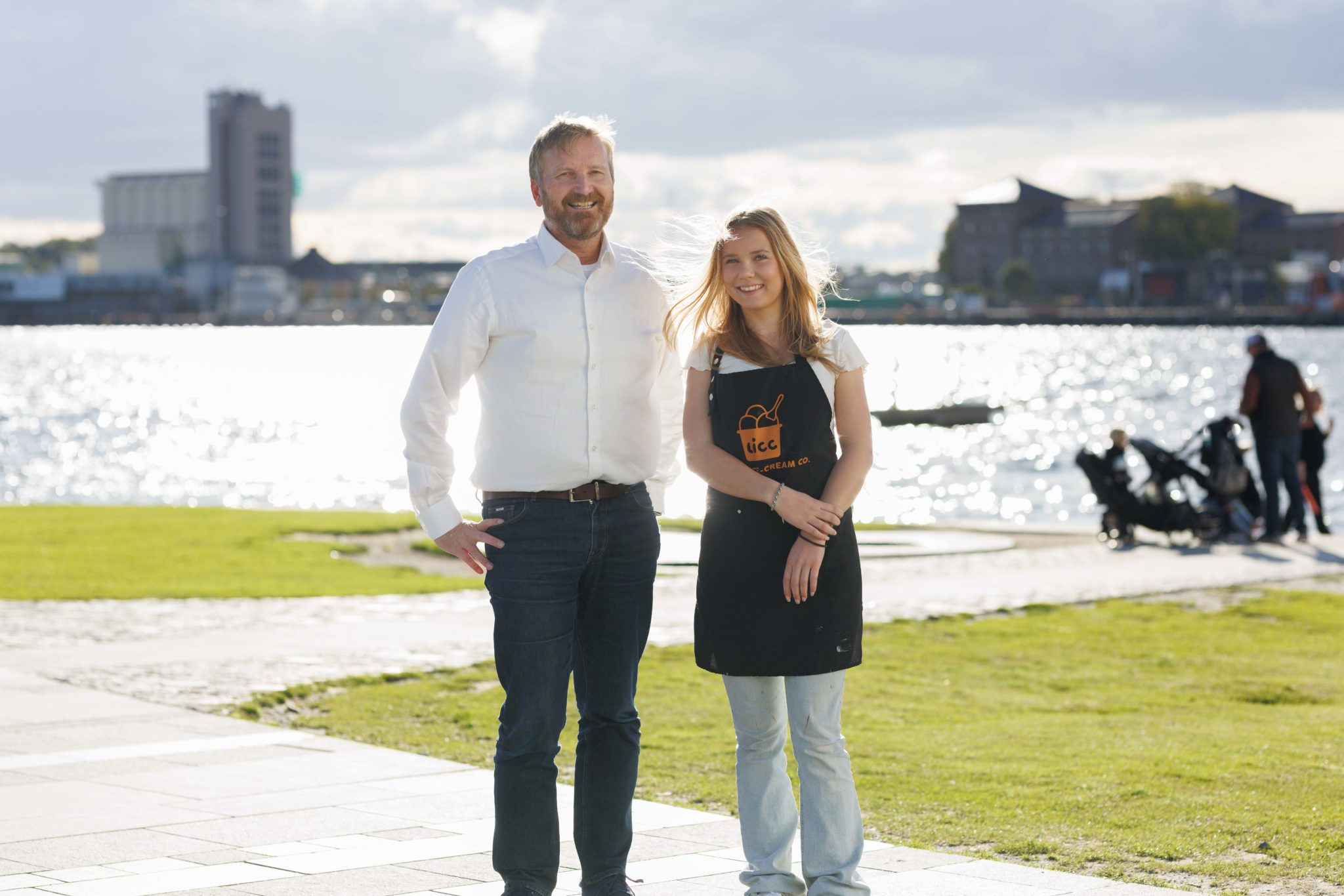 Kjetil Krutnes i Hav Eiendom og Ronja Estersdatter på Operastranda.