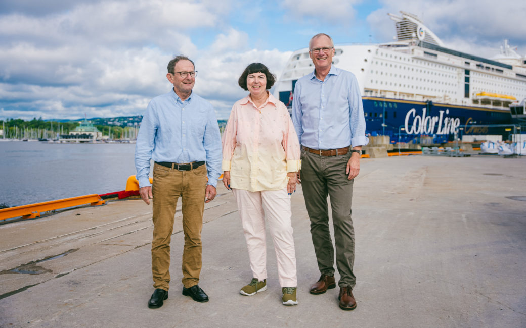 Erlin Lae, Merete Agerbak-Jensen og Kjell Kalland ved fergekaia og med Color-Line i bakgrunnen.